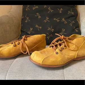 Cydwoq yellow booties. Size 36.